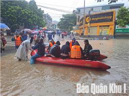 Ban chỉ huy PTKV 2-Bảo Lạc giúp nhân dân khắc phục hậu quả mưa bão